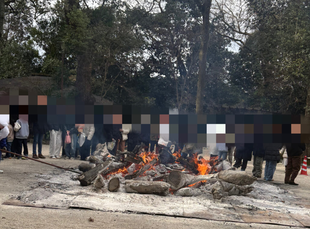 火炉で温まる参拝者